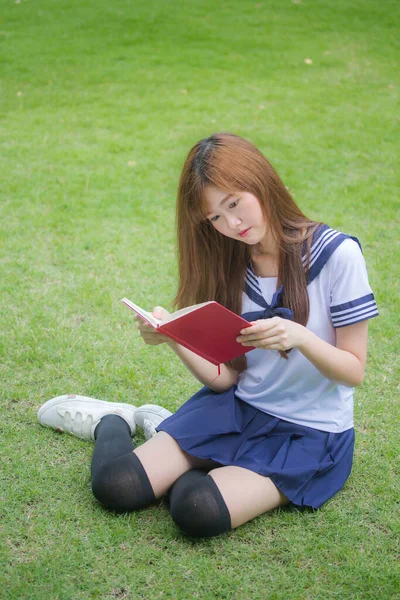 Ásia Tailandês Adolescente Bela Menina Japonês Estudante Uniforme Ler Livro — Fotografia de Stock