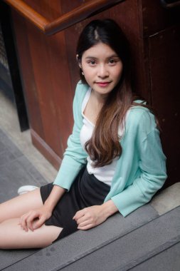 Tayland porseleni yetişkin ofis kızı beyaz gömlek rahatla ve gülümse