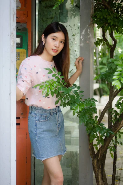 Retrato Tailandês Adulto Linda Menina Rosa Camisa Azul Jeans Relaxar — Fotografia de Stock