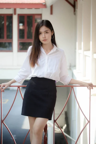 Tayland Porseleni Yetişkin Ofis Kızı Beyaz Gömlek Rahatla Gülümse — Stok fotoğraf