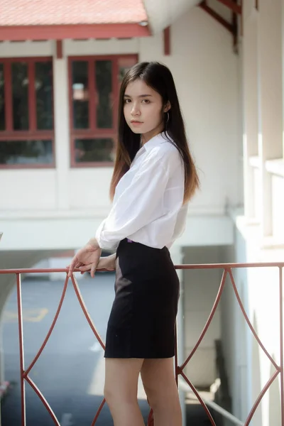 Cina Thai Gadis Kantor Dewasa Kemeja Putih Santai Dan Tersenyum — Stok Foto