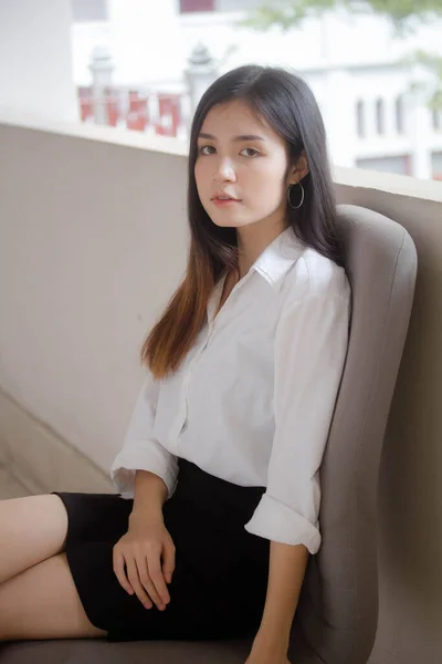 Thai China Volwassen Kantoor Meisje Wit Shirt Ontspannen Glimlachen — Stockfoto