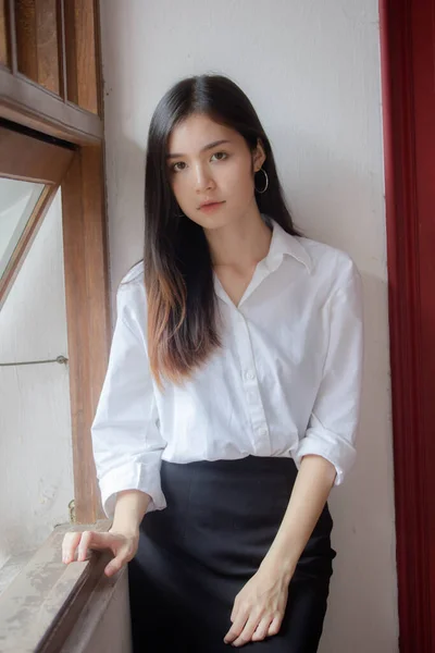 Thai China Volwassen Kantoor Meisje Wit Shirt Ontspannen Glimlachen — Stockfoto