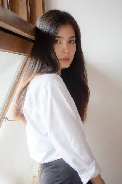Тайский Китай Взрослый Офис Девушка Белая Рубашка Расслабиться Улыбаться — стоковое фото