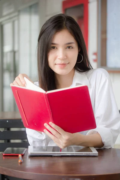 Retrato Mujer Trabajadora Tailandesa Camisa Blanca Leyendo Libro Rojo — Foto de Stock