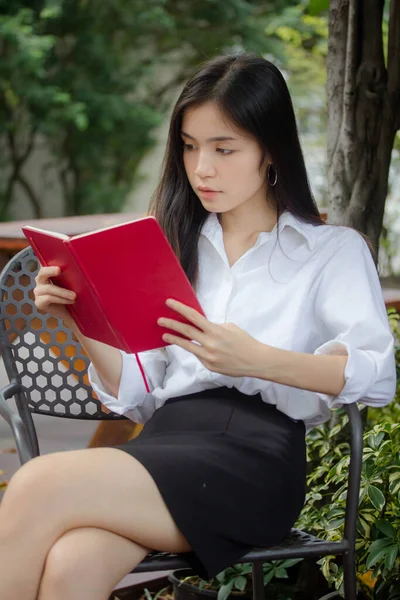 Ritratto Delle Donne Lavoratrici Tailandesi Camicia Bianca Lettura Libro Rosso — Foto Stock