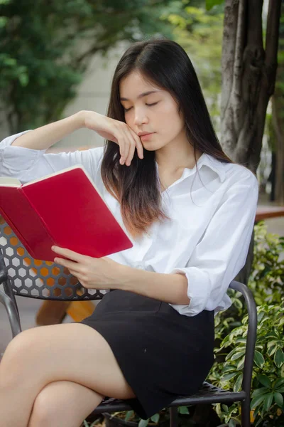 Портрет Тайських Дорослих Робочих Жінок Біла Сорочка Читає Червону Книгу — стокове фото