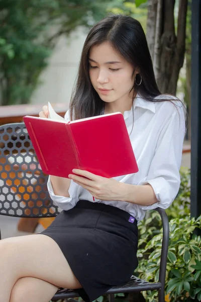 Retrato Mujer Trabajadora Tailandesa Camisa Blanca Leyendo Libro Rojo —  Fotos de Stock