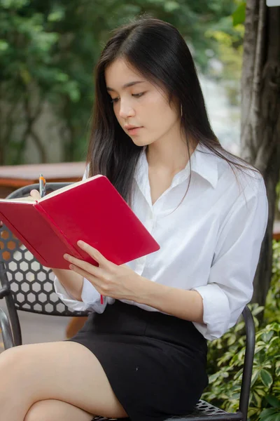 Retrato Tailandês Mulheres Adultas Trabalhando Camisa Branca Lendo Livro Vermelho — Fotografia de Stock