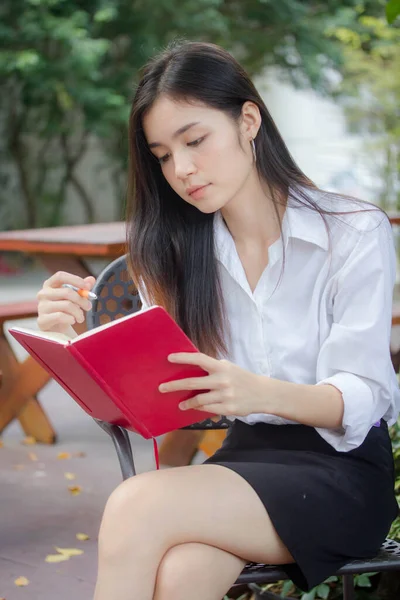 Retrato Tailandês Mulheres Adultas Trabalhando Camisa Branca Lendo Livro Vermelho — Fotografia de Stock