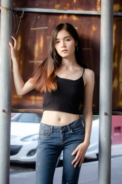 Retrato Tailandés China Adulto Hermosa Chica Negro Camisa Azul Jeans — Foto de Stock