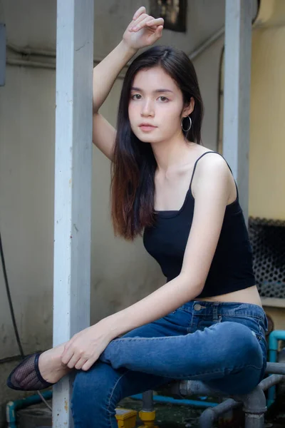 タイの肖像中国大人の美しい女の子黒シャツ青ジーンズリラックスして笑顔 — ストック写真