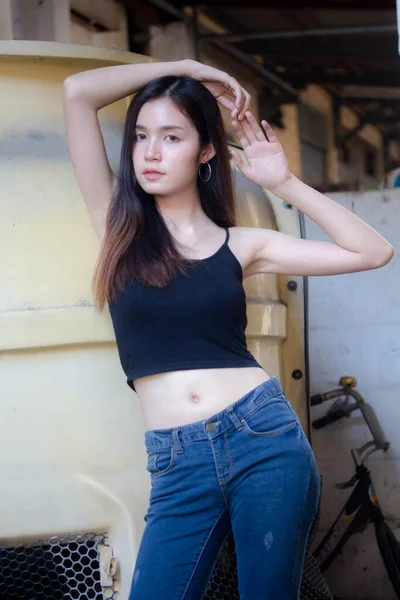 Porträtt Thai Porslin Vuxen Vacker Flicka Svart Skjorta Blå Jeans — Stockfoto