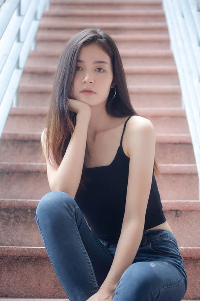 Retrato Tailandês China Adulto Linda Menina Camisa Preta Jeans Azul — Fotografia de Stock