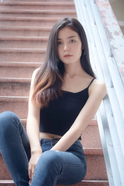 Retrato Tailandés China Adulto Hermosa Chica Negro Camisa Azul Jeans — Foto de Stock