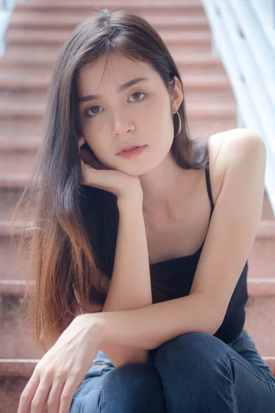 Tayland portresi yetişkin güzel kız siyah gömlek mavi kot pantolon rahatla ve gülümse