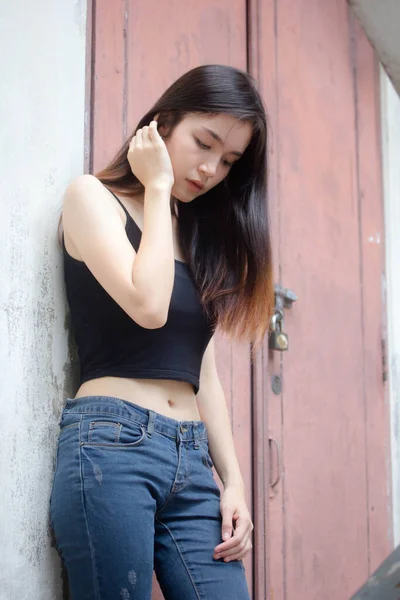 Retrato Tailandés China Adulto Hermosa Chica Negro Camisa Azul Jeans — Foto de Stock