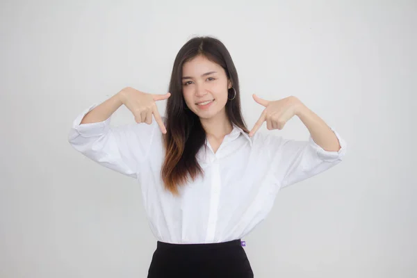 Taylandlı Yetişkin Öğrenci Üniformasının Portresi Güzel Bir Kız Işaret Ediyor — Stok fotoğraf