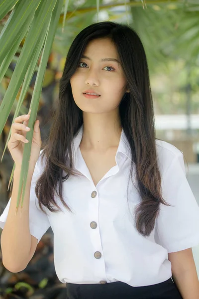 Retrato Tailandês Adulto Estudante Universidade Uniforme Bela Menina Relaxar Sorrir — Fotografia de Stock