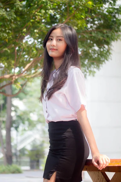 Retrato Tailandés Estudiante Adulto Universidad Uniforme Hermosa Chica Relajarse Sonreír — Foto de Stock