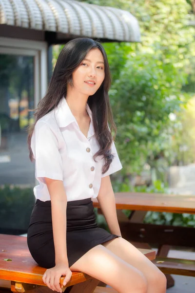 Porträt Von Thailändischen Erwachsenen Studenten Uniform Schöne Mädchen Entspannen Und — Stockfoto