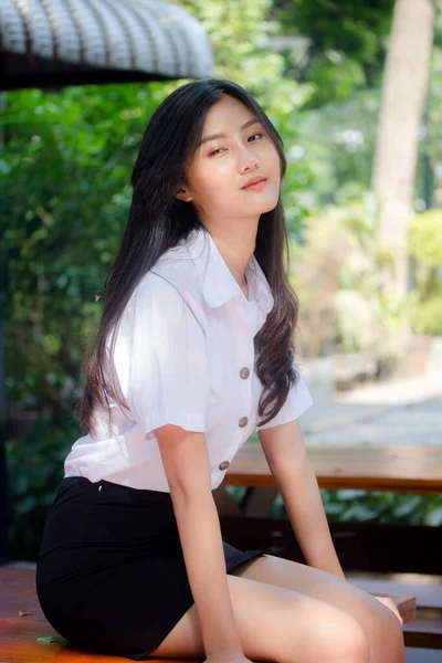 Retrato Tailandês Adulto Estudante Universidade Uniforme Bela Menina Relaxar Sorrir — Fotografia de Stock