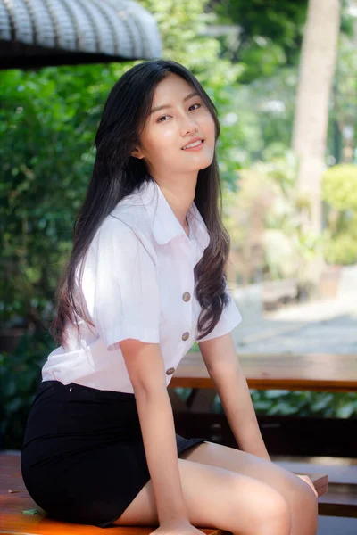 Retrato Tailandês Adulto Estudante Universidade Uniforme Bela Menina Relaxar Sorrir — Fotografia de Stock