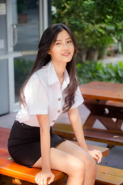Portrét Thajské Dospělé Studentské Univerzity Uniforma Krásná Dívka Relaxovat Úsměv — Stock fotografie