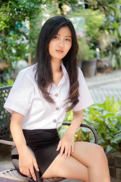 Retrato Tailandês Adulto Estudante Universidade Uniforme Bela Menina Relaxar Sorrir — Fotografia de Stock