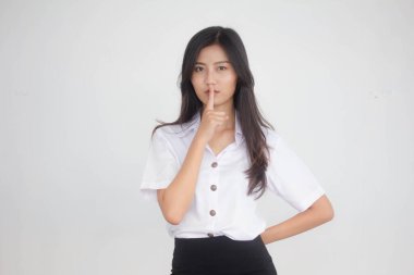 Taylandlı yetişkin öğrenci üniformasının portresi. Güzel bir kız sessizce.