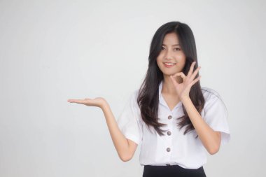 Taylandlı yetişkin öğrenci üniformasının portresi Güzel kız elini göster