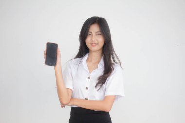 Taylandlı yetişkin öğrenci üniforması portresi. Güzel kız akıllı telefonunu göster.