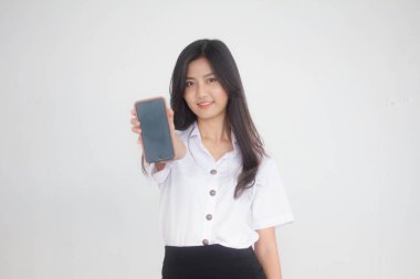 Taylandlı yetişkin öğrenci üniforması portresi. Güzel kız akıllı telefonunu göster.