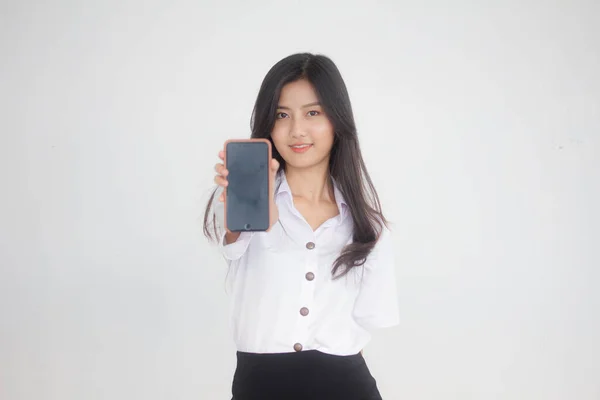 タイのポートレート大人学生大学制服美しいです女の子ショー彼女のスマートフォン — ストック写真