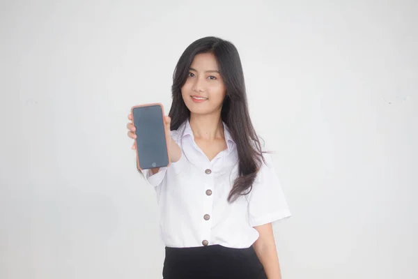 대학생의 제복을 아름다운 소녀의 모습이 스마트폰을 — 스톡 사진