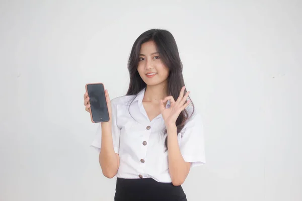 タイのポートレート大人学生大学制服美しいです女の子ショー彼女のスマートフォン — ストック写真