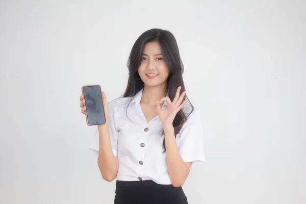 Potret Thai Dewasa Mahasiswa Seragam Universitas Gadis Cantik Menunjukkan Ponsel — Stok Foto