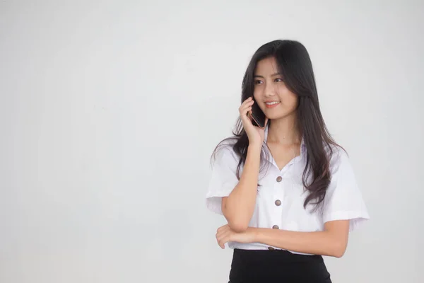 タイの肖像大人学生大学制服美しいです女の子と呼ばれるスマートフォン — ストック写真