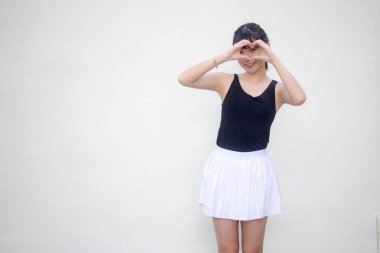 Taylandlı yetişkin öğrenci üniforması portresi. Güzel bir kız kalbini verir.