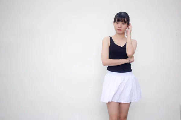 Taylandlı Yetişkin Portresi Güzel Kız Siyah Gömlek Beyaz Etek Rahatla — Stok fotoğraf