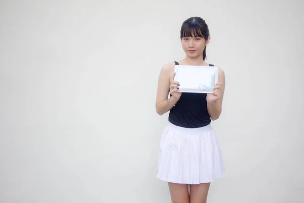 Taylandlı Yetişkin Portresi Güzel Kız Siyah Gömlek Beyaz Etek Tabletini — Stok fotoğraf