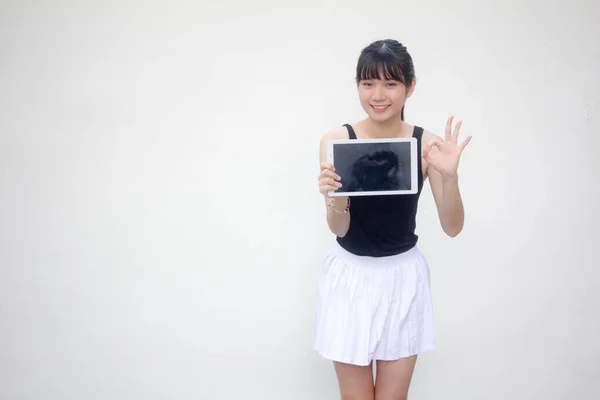 Taylandlı Yetişkin Portresi Güzel Kız Siyah Gömlek Beyaz Etek Tabletini — Stok fotoğraf