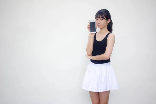 タイのポートレート大人美しいです女の子黒シャツホワイトスカートショー彼女のスマートフォン — ストック写真