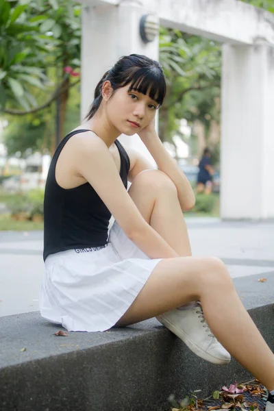Portret Tajskiego Dorosłych Piękna Dziewczyna Czarny Koszula Biały Spódnica Relaks — Zdjęcie stockowe