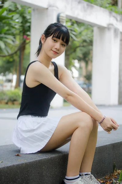 Portré Thai Felnőtt Gyönyörű Lány Fekete Ing Fehér Szoknya Pihenni — Stock Fotó