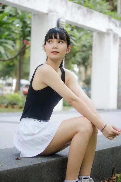 Portrét Thajské Dospělé Krásné Dívky Černá Košile Bílá Sukně Relaxační — Stock fotografie