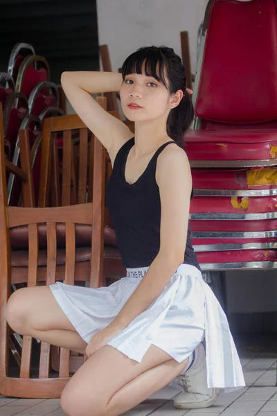 Портрет Тайської Дорослої Красивої Дівчини Чорна Сорочка Біла Спідниця Розслабляє — стокове фото