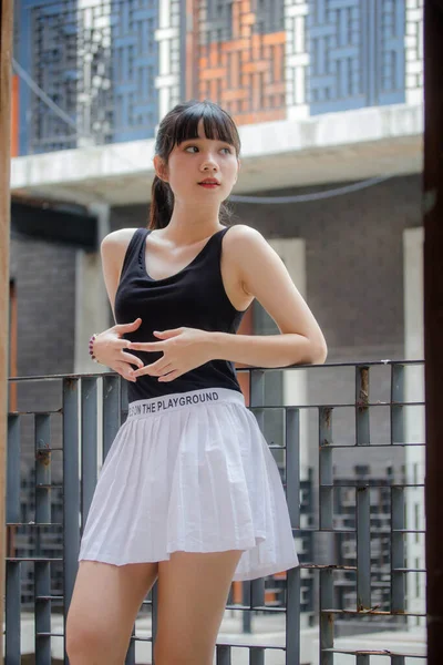 Retrato Tailandés Adulto Hermosa Chica Negro Camisa Blanca Falda Relajarse —  Fotos de Stock