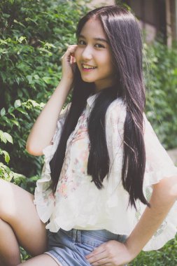 Taylandlı genç kız portresi. Mutlu ve rahat.