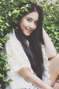 Taylandlı genç kız portresi. Mutlu ve rahat.